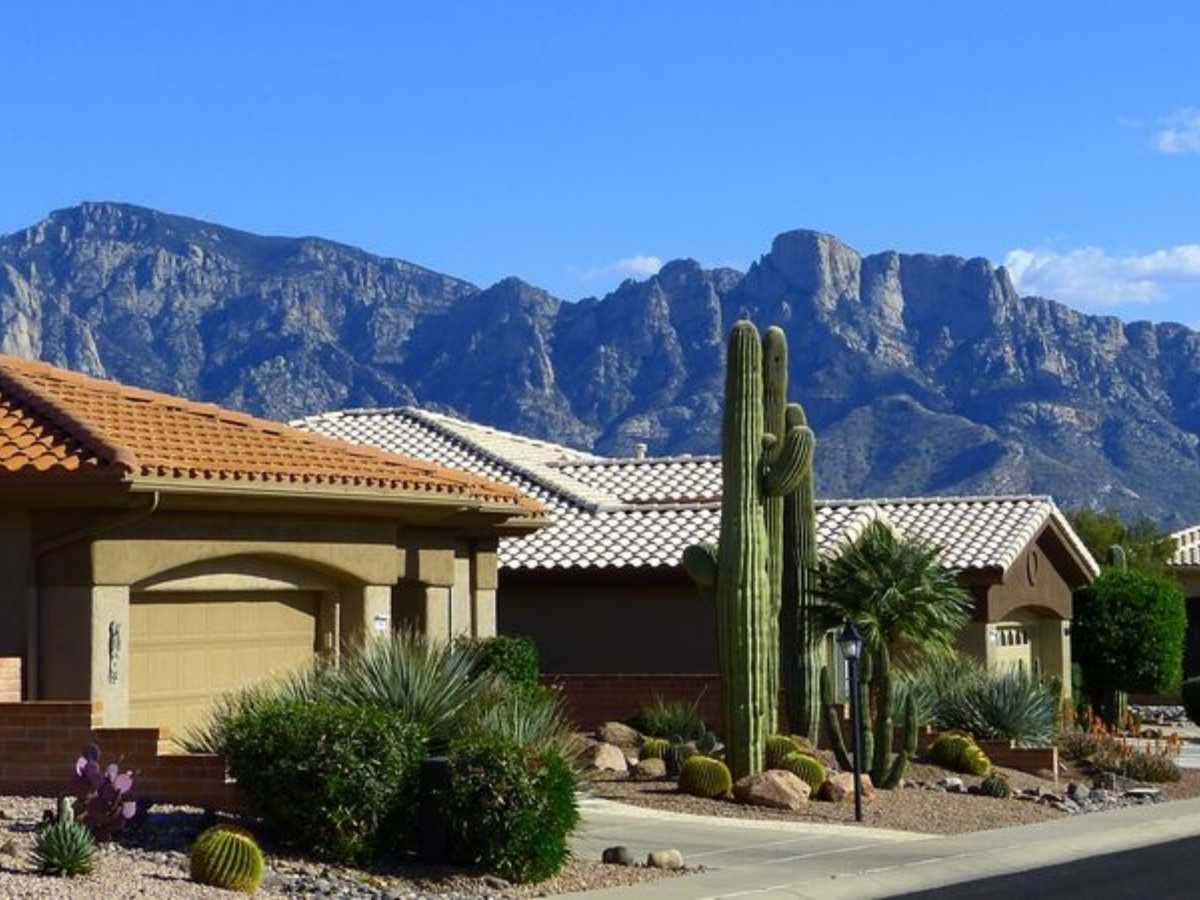 Homes with mountains in the background for article Sun City Oro Valley for newcomers moving to Tucson.