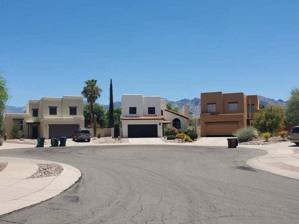 Houses in a cul de sac in Oro Valley for article Where to Live in Tucson: 10 Best Neighborhoods for Newcomers